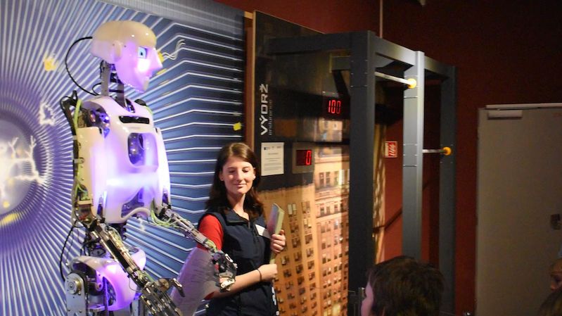Překvapeným dětem z Českolipska rozdal vysvědčení robot